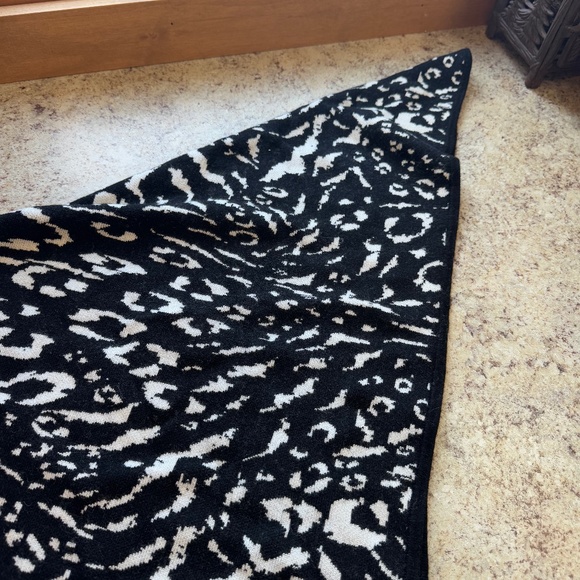WHITE HOUSE BLACK MARKET BLACK AND WHITE ANIMAL PRINT MIX ONE SIZE FITS ALL WRAP - Picture 8 of 16